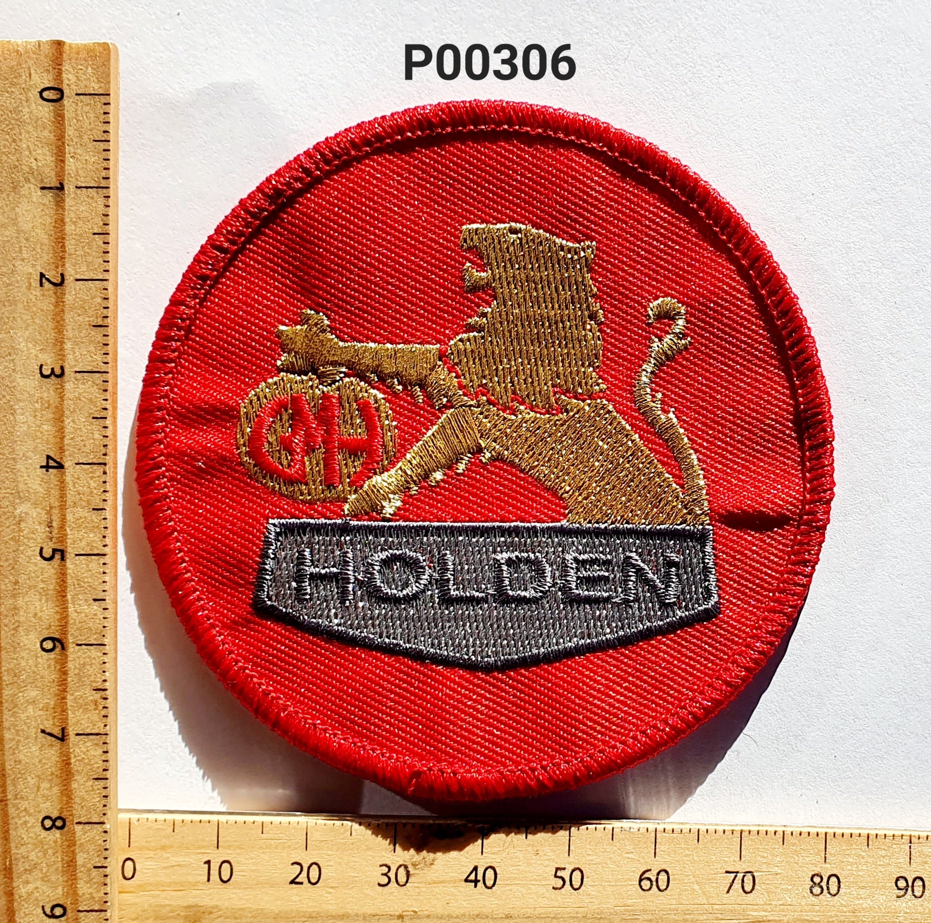 P00306 Holden Round Red  Iron On Cloth Patch