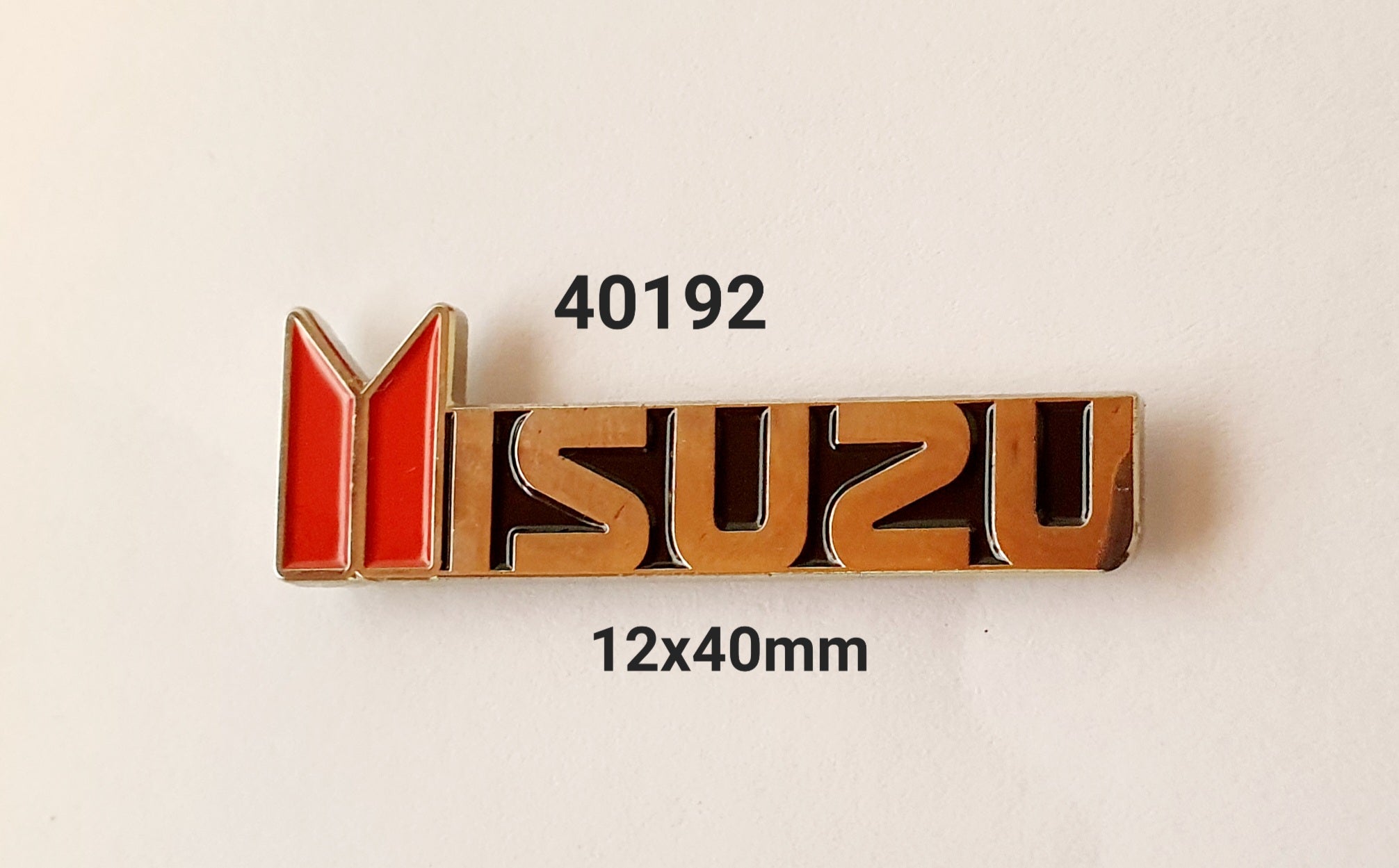 40192 Isuzu NEW Lapel Pin / Badge